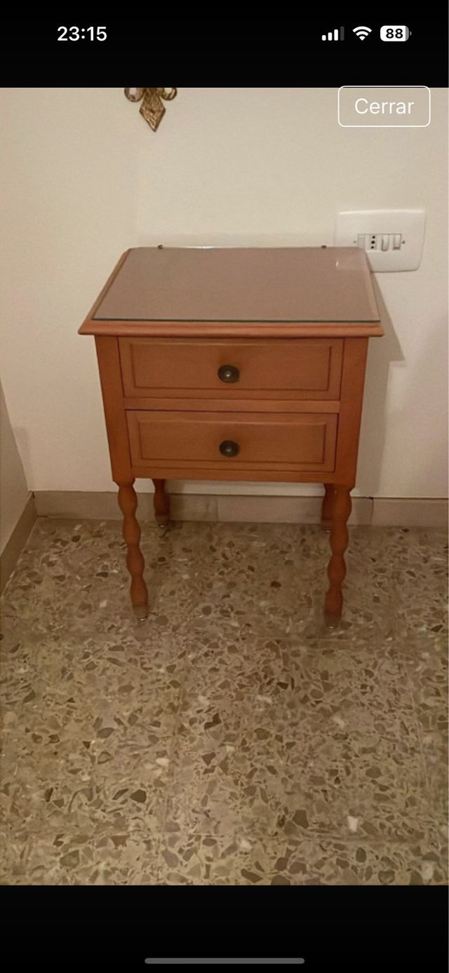 Mesita de noche de madera con tapa de cristal