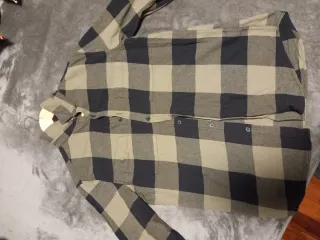 Camisa a cuadros beige y negra