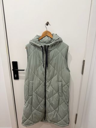 Chaleco largo acolchado Zara verde.