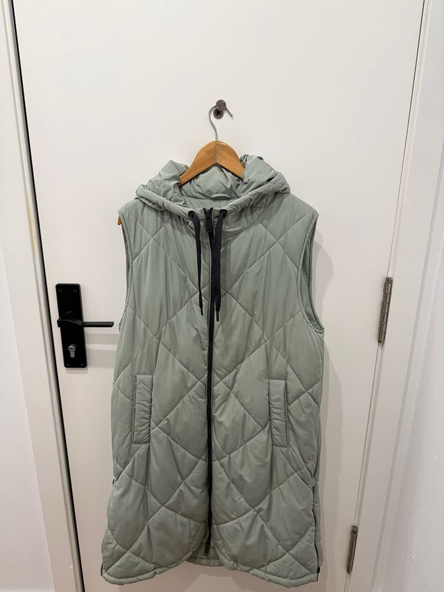 Chaleco largo acolchado Zara verde.
