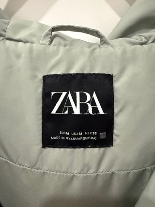 Chaleco largo acolchado Zara verde.