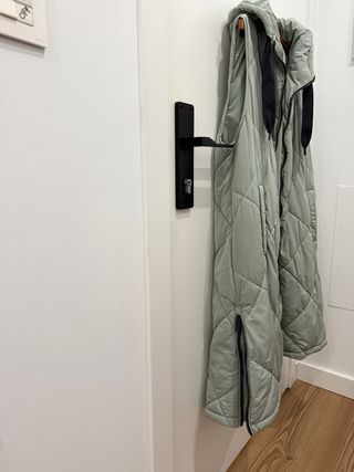 Chaleco largo acolchado Zara verde.