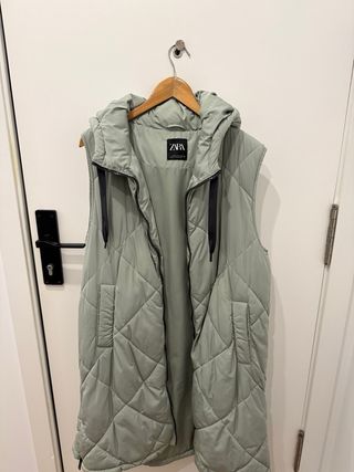 Chaleco largo acolchado Zara verde.