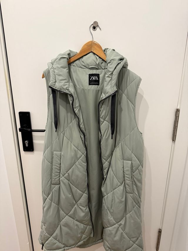 Chaleco largo acolchado Zara verde.