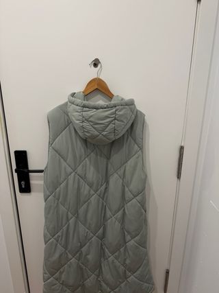 Chaleco largo acolchado Zara verde.