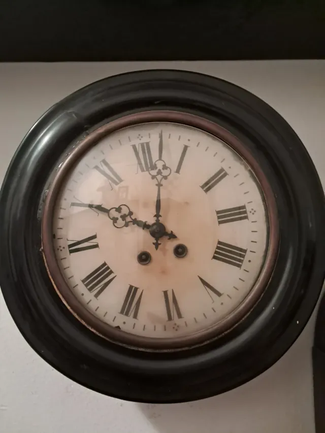 Orologio antico a occhio di bue