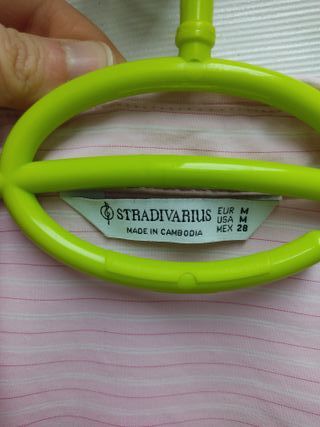 Camisa Stradivarius rosa a rayas blancas