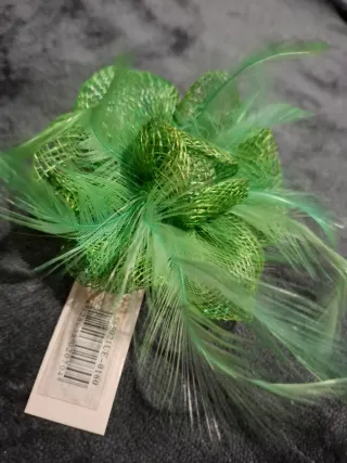 Tocado flor verde con plumas