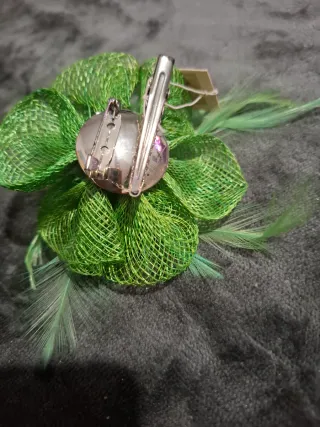 Tocado flor verde con plumas