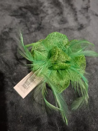 Tocado flor verde con plumas