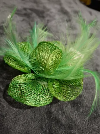 Tocado flor verde con plumas