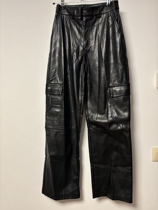 Pantalones Cargo Efecto Piel Stradivarius