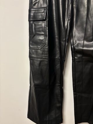 Pantalones Cargo Efecto Piel Stradivarius