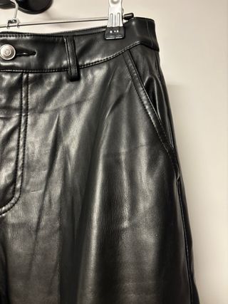 Pantalones Cargo Efecto Piel Stradivarius