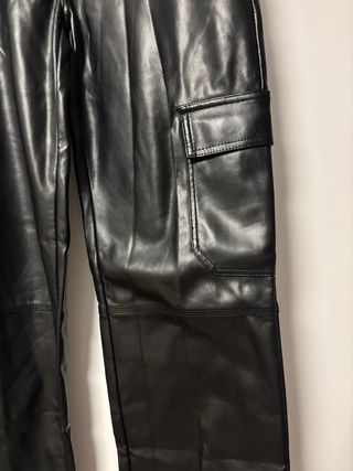 Pantalones Cargo Efecto Piel Stradivarius