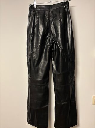 Pantalones Cargo Efecto Piel Stradivarius