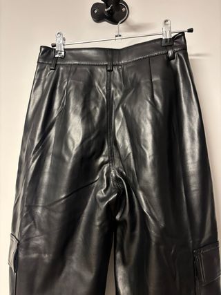 Pantalones Cargo Efecto Piel Stradivarius