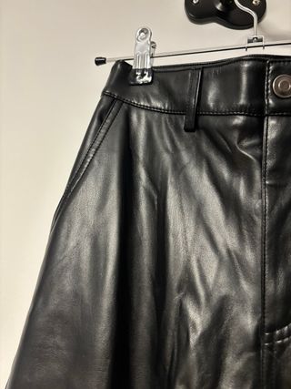 Pantalones Cargo Efecto Piel Stradivarius