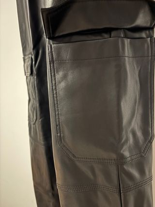 Pantalones Cargo Efecto Piel Stradivarius