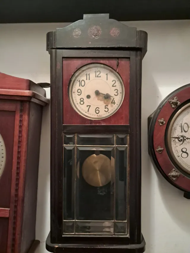 Orologio da parete antico in legno