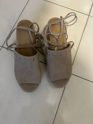 Alpargatas beige con cordones y tachuelas