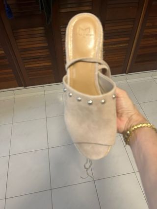 Alpargatas beige con cordones y tachuelas