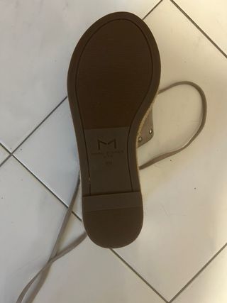 Alpargatas beige con cordones y tachuelas