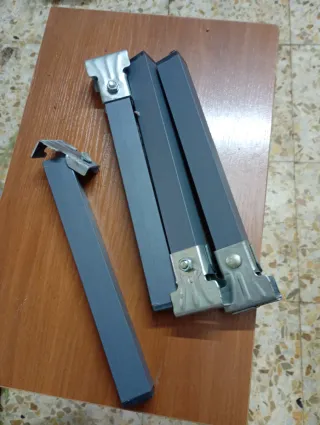 Patas de cama metálicas grises