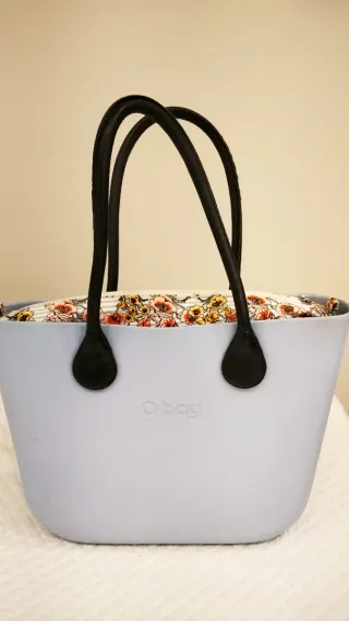 Bolso O bag azul con interior floral