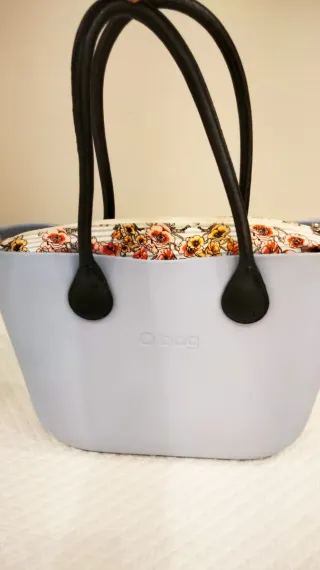 Bolso O bag azul con interior floral