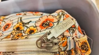 Bolso O bag azul con interior floral