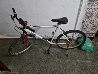 Bicicleta Decathlon Blanca y Roja