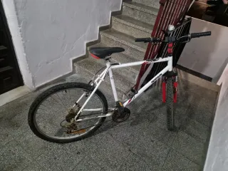 Bicicleta Decathlon Blanca y Roja