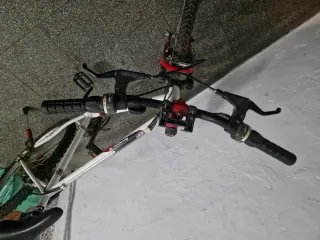 Bicicleta Decathlon Blanca y Roja