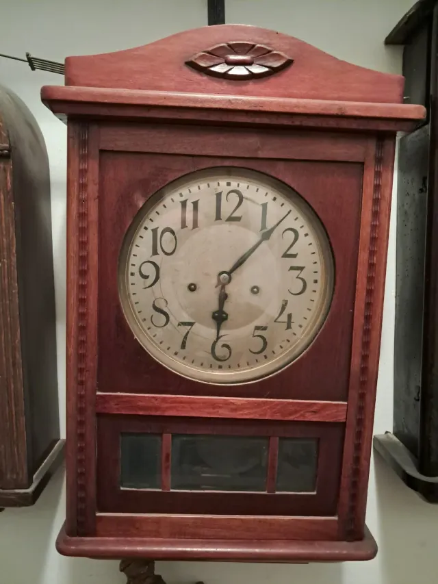 Antico orologio da parete in legno