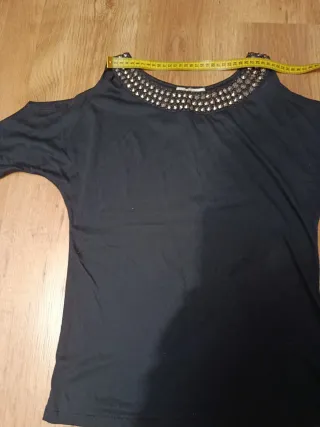 Camiseta negra hombros descubiertos talla M