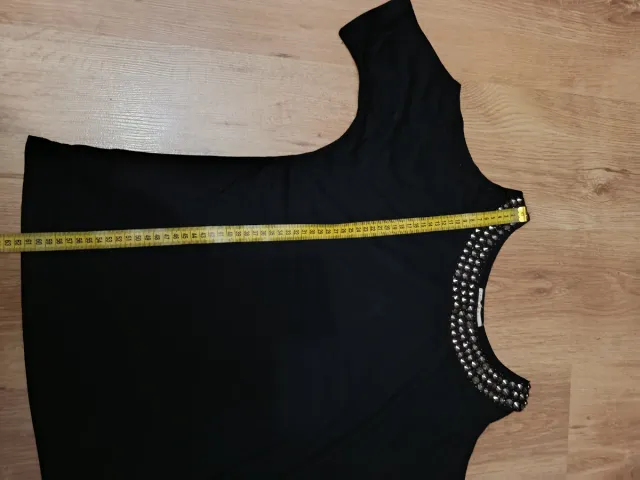 Camiseta negra hombros descubiertos talla M