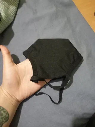 Máscara de poliéster preta