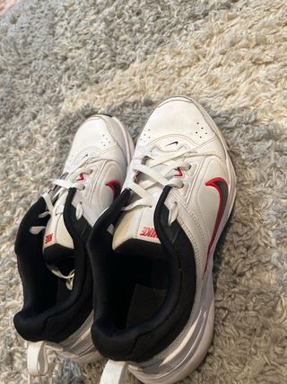 Zapatillas Nike Blancas y Rojas