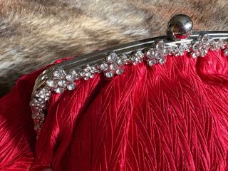 Bolso de fiesta rojo con pedrería