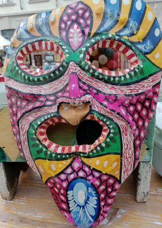 Maschera in cartapesta decorata