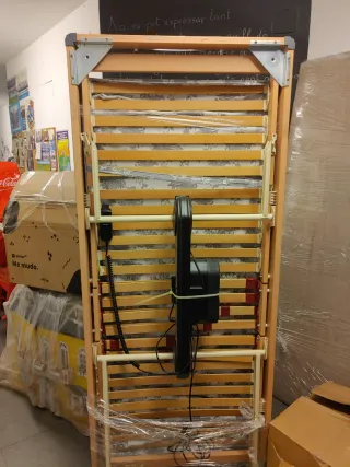 Cama articulada motorizada con colchón.