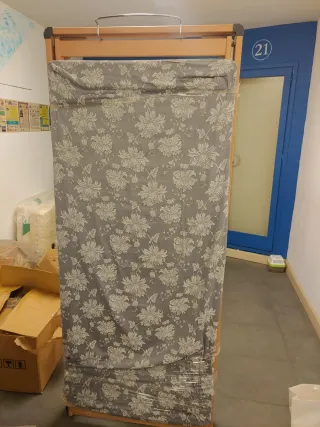 Cama articulada motorizada con colchón.