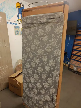 Cama articulada motorizada con colchón.