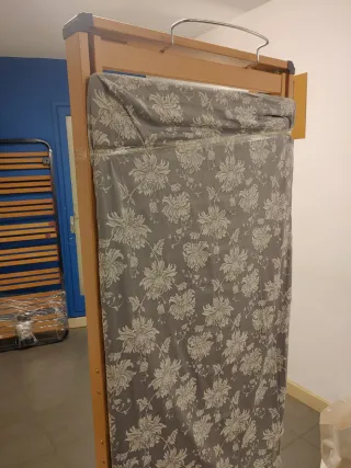 Cama articulada motorizada con colchón.