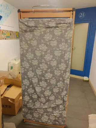 Cama articulada motorizada con colchón.