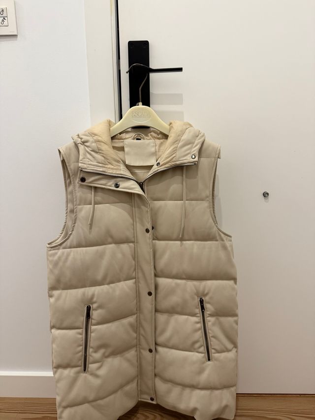 Chaleco polipiel beige con capucha