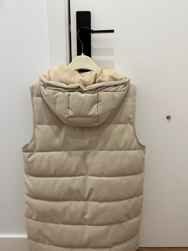 Chaleco polipiel beige con capucha