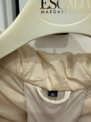 Chaleco polipiel beige con capucha