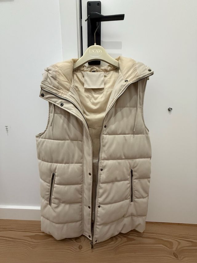 Chaleco polipiel beige con capucha